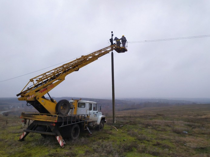 Різдво зі світлом: ДТЕК Донецькі електромережі повернув світло жителям 482 будинків прифронтового села Гранітного