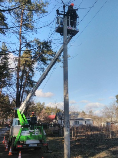 Енергетики повністю відновили електропостачання знеструмлених через негоду населених пунктів Київської області