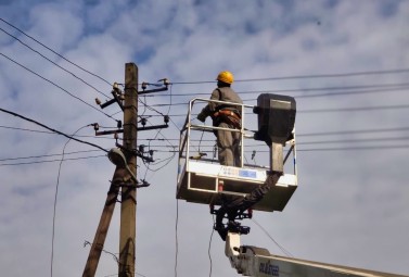 Енергетики повернули світло до осель більше 1800 жителів Кривого Рогу, які було знеструмлено через сильний вітер