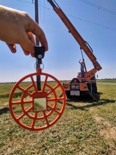 DTEK Dnipro Grids is installing light-reflective markers to protect birds populating the Bulakhivskyi reserve