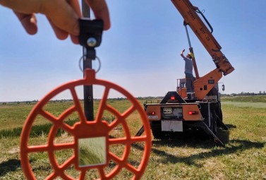 DTEK Dnipro Grids is installing light-reflective markers to protect birds populating the Bulakhivskyi reserve