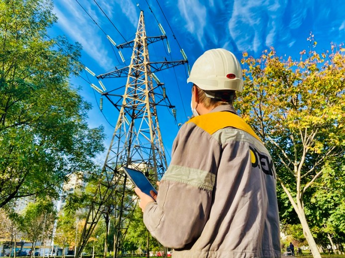 Kyiv power engineers carry out Kyiv power grids repairs 15% faster