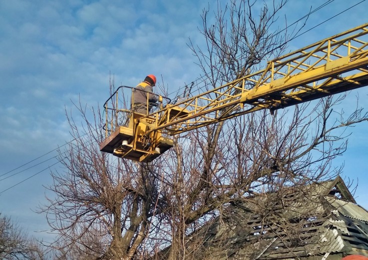 DTEK Donetsk Grids restored electric services to 42 frontline settlements in 2020