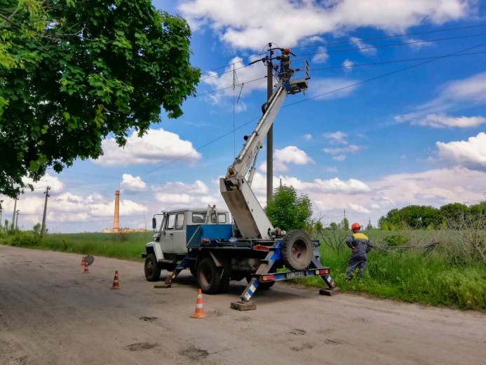 DTEK Kyiv Regional Grids places special casings on the lines to protect birds from electric shock