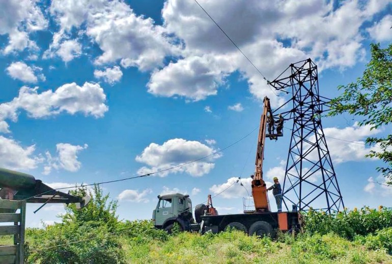 DTEK removed a high-voltage line to make room for ship cranes, which were used to rebuild the collapsed bridge on the Chertomlyk River