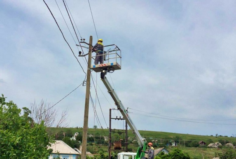 Over the weekend, DTEK Donetsk Grids restored service for 23,000 households