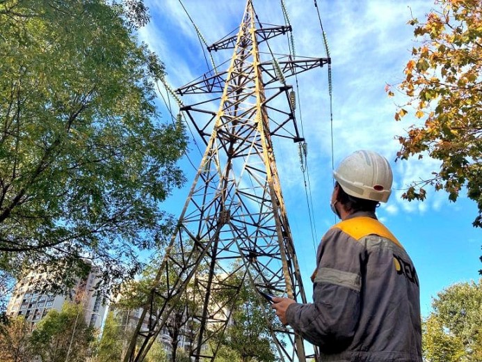 Відпочивати безпечно: ДТЕК Київські електромережі розповів як уникнути ураження струмом на пікніку та рибалці