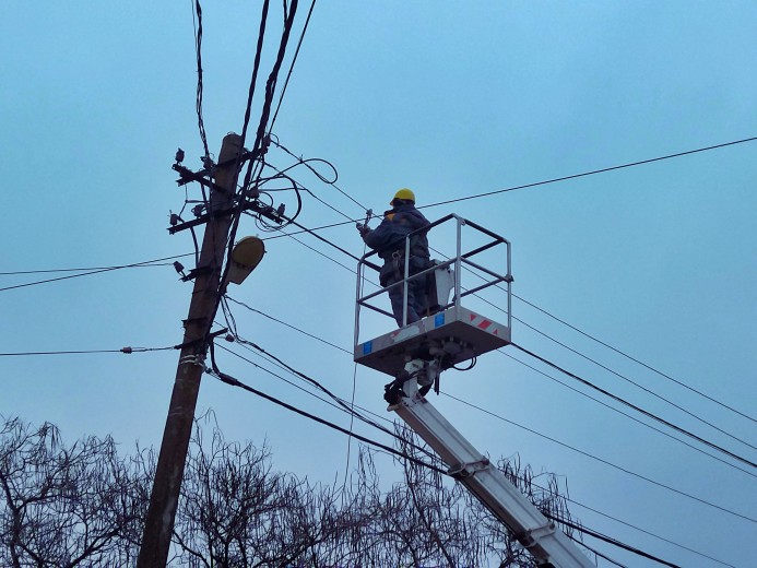 DTEK Donetsk Grids restores service to 90 settlements that lost power after severe weather