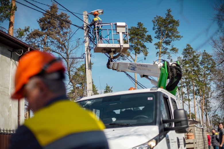 DTEK energy workers restore service to the liberated areas of the Kyiv region: hospitals in Brovary and Irpin, water utility and bakery in Ivankiv, fire department in Bucha and 101,000 houses