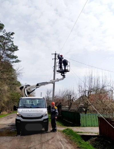 DTEK energy workers continue restoring service to the liberated areas of the Kyiv region: hospitals, village councils, school and pharmacy in Zahaltsi and Hostomel, communication station in Makariv district and 34,000 homes