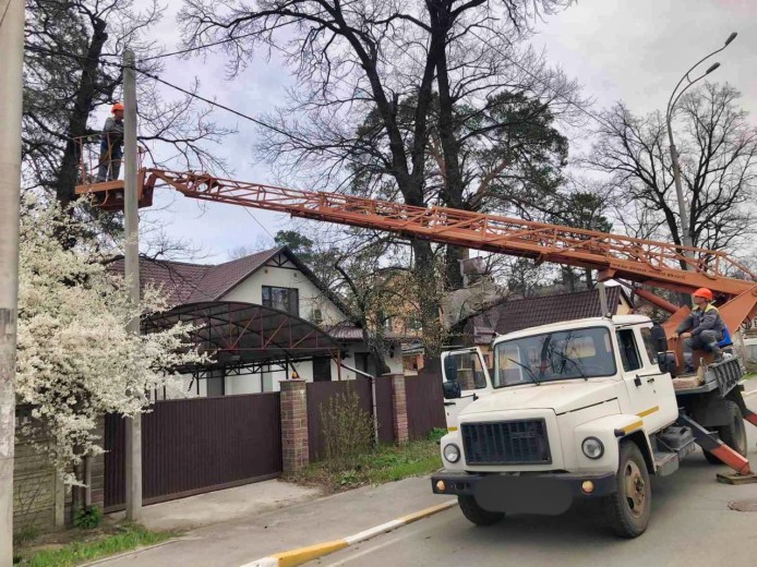 Повернули світло ще для 1 500 родин у 9 містах та селах на Київщині: ДТЕК продовжує лагодити мережі на звільнених територіях області