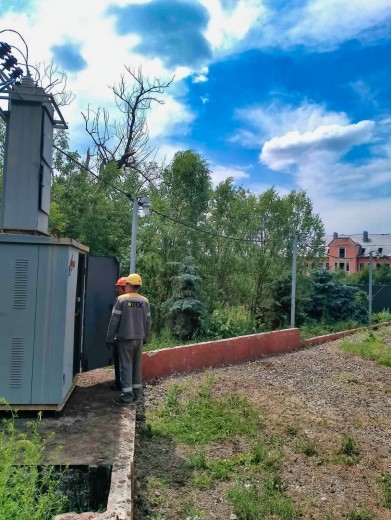 ДТЕК повернув електропостачання у домівки 1,7 тисячі родин, знеструмлених через обстріли 