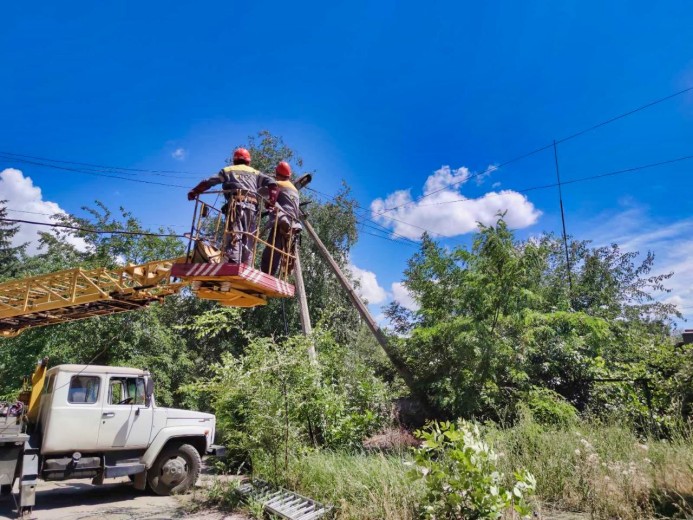 DTEK restores power: electricity was restored to homes of 18,700 families in 19 settlements of the Donetsk region