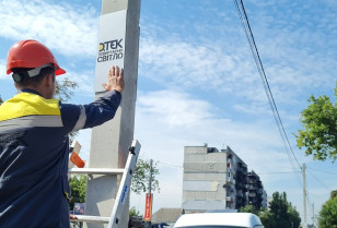 Commemorative signs about the contribution of energy workers to the post-war restoration of Ukraine have been installed on the power lines poles in the Kyiv region