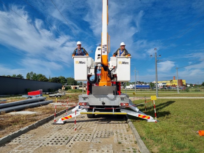 DTEK Dnipro Grids specialists have completed live line works training with an American expert in Poland