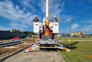 DTEK Dnipro Grids specialists have completed live line works training with an American expert in Poland