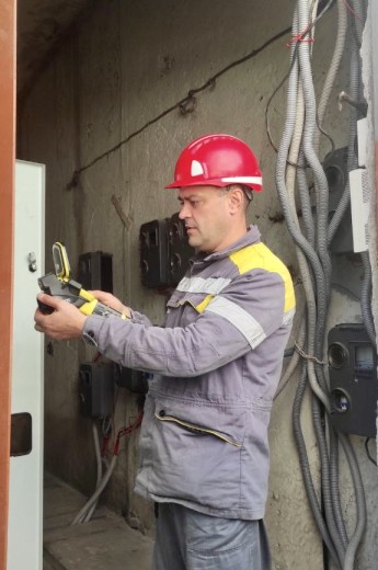 DTEK energy workers are preparing the grids in Kamianske for the heating season