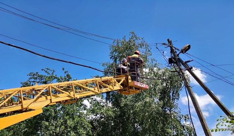 DTEK Donetsk Grids managed to restore electricity to more than 73,000 families in 55 settlements over the course of a week