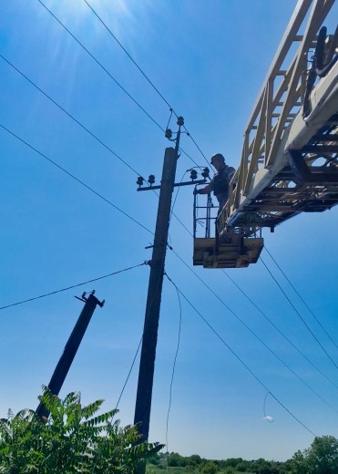 Electricity has been restored to almost 15,000 families: DTEK Donetsk Grids continues repairs after shelling