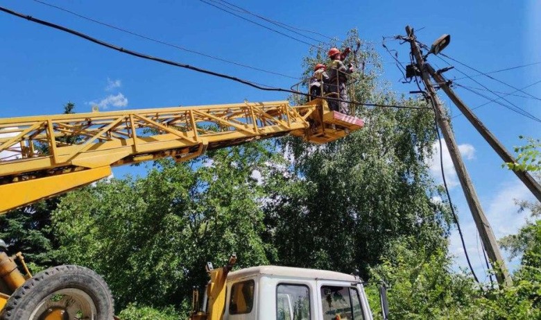 Over the course of two days, DTEK Donetsk Grids managed to restore electricity to 12,700 families, de-energized due to shelling and bad weather