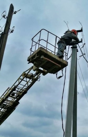 DTEK Donetsk Grids managed to restore electricity to 32 settlements in the Donetsk region: 27 of them were de-energized due to bad weather, 5 – due to hostilities