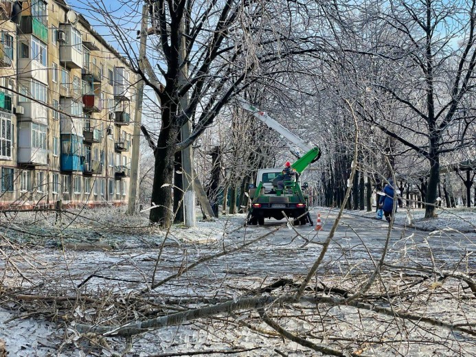 За півтора дня енергетики відновили світло для майже 130 тисяч родин на Донеччині