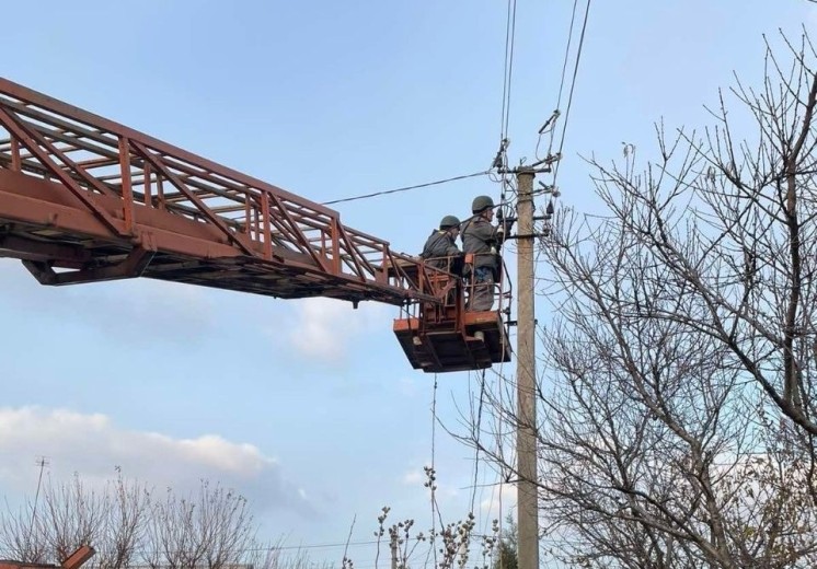 Over the course of the day, DTEK energy workers restored electricity to 1,800 families after shelling in the south of the Dnipropetrovsk region