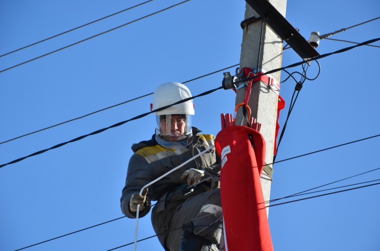 Energy workers of DTEK Grids DSO are mastering the live repairs technique (without power shutdowns for the customers): 16,000 such works have been performed in 2023