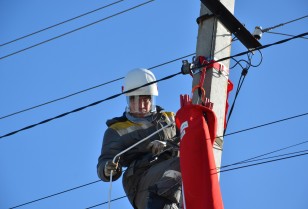 Energy workers of DTEK Grids DSO are mastering the live repairs technique (without power shutdowns for the customers): 16,000 such works have been performed in 2023