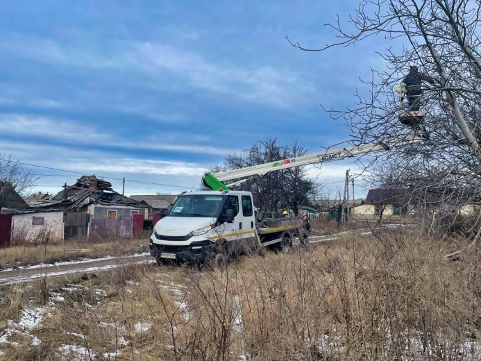 DTEK Donetsk Grids continues repairs of the grids: electricity has been restored to almost 9,000 families over the course of the day