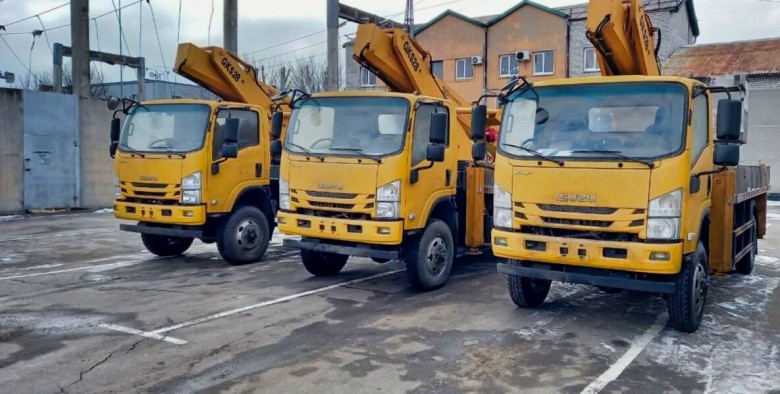 DTEK Donetsk Grids received three car lifts for repair of the grids after shelling from the Ukraine Energy Support Fund