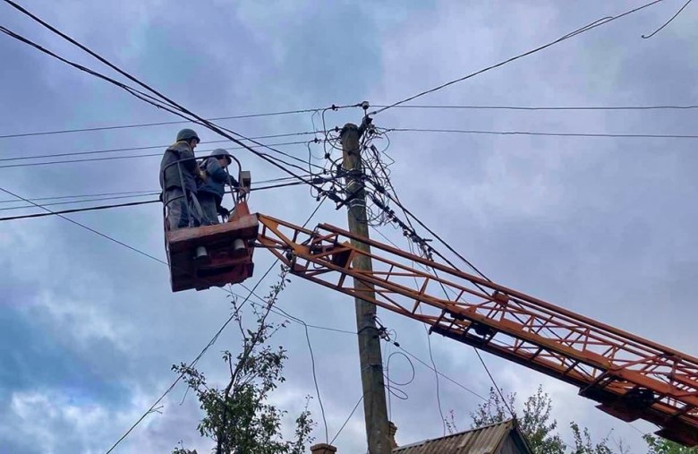 DTEK energy workers restored electricity to 13,000 homes in the Dnipropetrovsk region that were de-energized due to the shelling