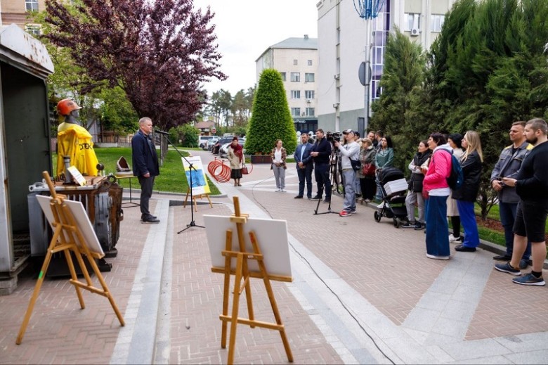 ДТЕК Київські регіональні електромережі відкрив в Ірпені виставку артефактів #СвітлоПеремагаєТемряву, присвячену другій річниці повернення світла на Київщину після деокупації