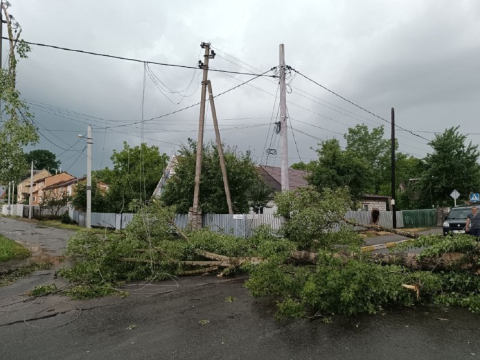 За вихідні енергетики ДТЕК Київські регіональні електромережі повернули світло в домівки 82 тисяч родин, знеструмленим через негоду