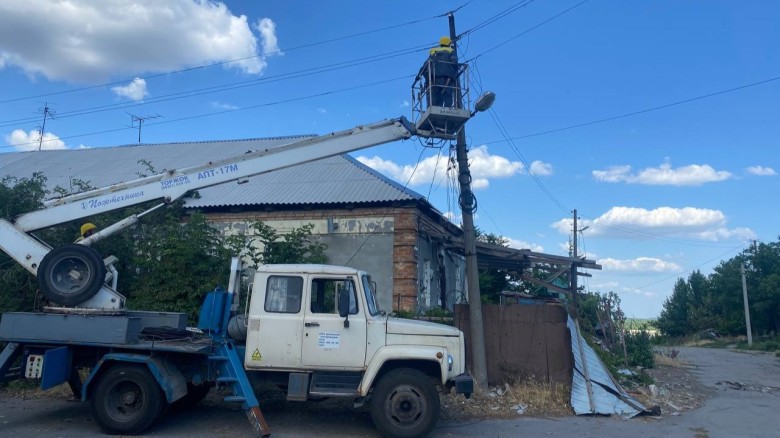ДТЕК повертає світло: на Дніпропетровщині протягом червня відновили електропостачання для 121 тисячі родин