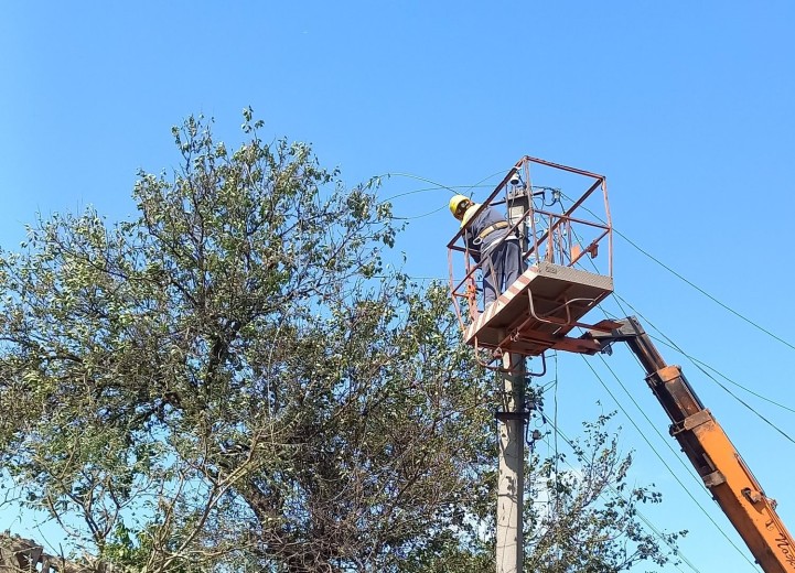 DTEK energy workers restored electricity to 5,700 families in the Dnipropetrovsk region over the course of the day