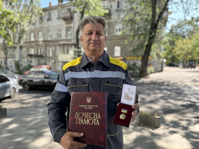 DTEK Odesa Grids energy worker received an award of the Cabinet of Ministers for his work during the war