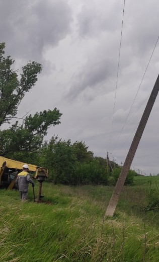 ДТЕК Донецькі електромережі продовжує відновлення мереж: за вчора вдалося повернути світло у 30 населених пунктів