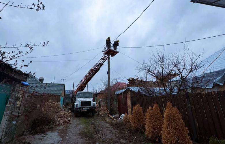 На Дніпропетровщині енергетики ДТЕК відновили світло у 6 населених пунктах після обстрілів напередодні