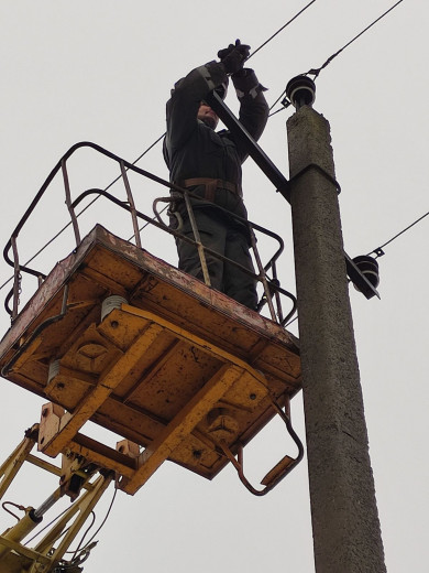 В Дніпропетровській та Донецькій областях енергетики продовжують відновлювати мережі після ворожих атак