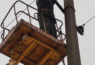 В Дніпропетровській та Донецькій областях енергетики продовжують відновлювати мережі після ворожих атак