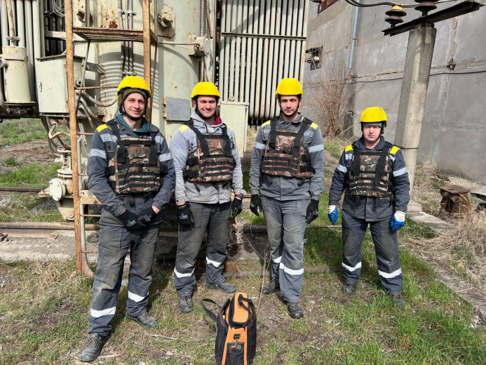 Енергетики ДТЕК Одеські електромережі допомогли відновити подачу світла та води в оселі херсонців після ворожих атак