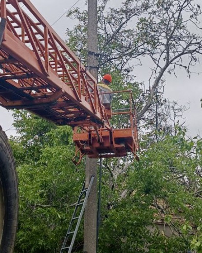 Енергетики ДТЕК Одеські електромережі повернули світло для майже двох тисяч родин, що залишилися без електропостачання після атаки ворога