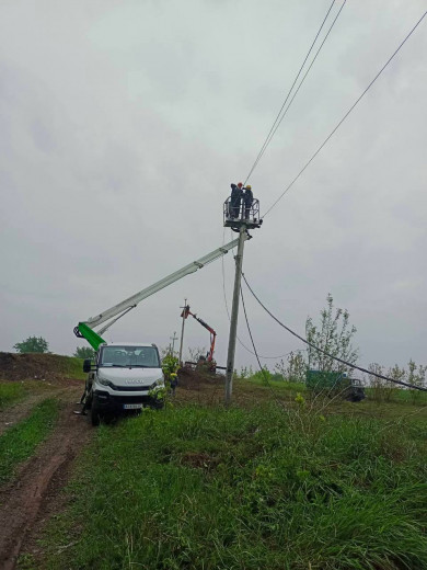 За червень енергетики ДТЕК Київські регіональні електромережі повернули світло у понад дві тисячі осель після обстрілів