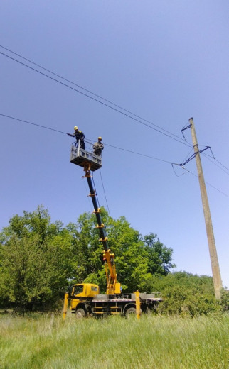 Енергетики ДТЕК Донецькі електромережі відновили електропостачання ще для 23 тисяч родин за вчора