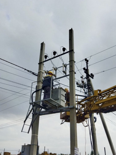 77 енергооб’єктів знову працюють: у 2025 році обсяги відновлення мереж після бойових дій уже перевищили минулорічні — ДТЕК Одеські електромережі
