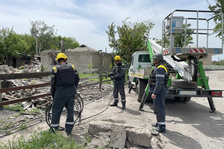 DTEK Donetsk Grids energy workers repaired 1,300 power facilities since the beginning of the year