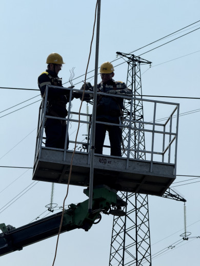 Протягом доби енергетики ДТЕК Київські регіональні електромережі повернули світло для майже тисячі осель, знеструмлених після обстрілів