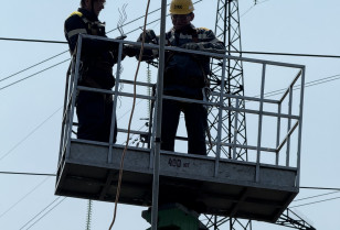 Протягом доби енергетики ДТЕК Київські регіональні електромережі повернули світло для майже тисячі осель, знеструмлених після обстрілів