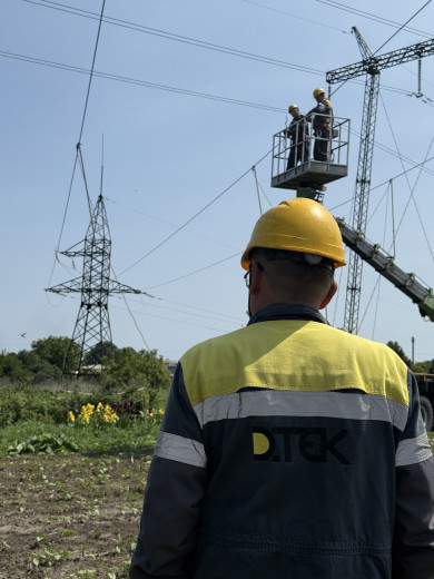 Майже 2 тисячі родин на Київщині знову зі світлом: у серпні енергетики ДТЕК Київські регіональні електромережі відновили електропостачання після ворожих атак